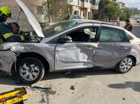 القدس: تخليص عالقة من سيارة جرّاء حادث طرق قرب بيت حنينا
